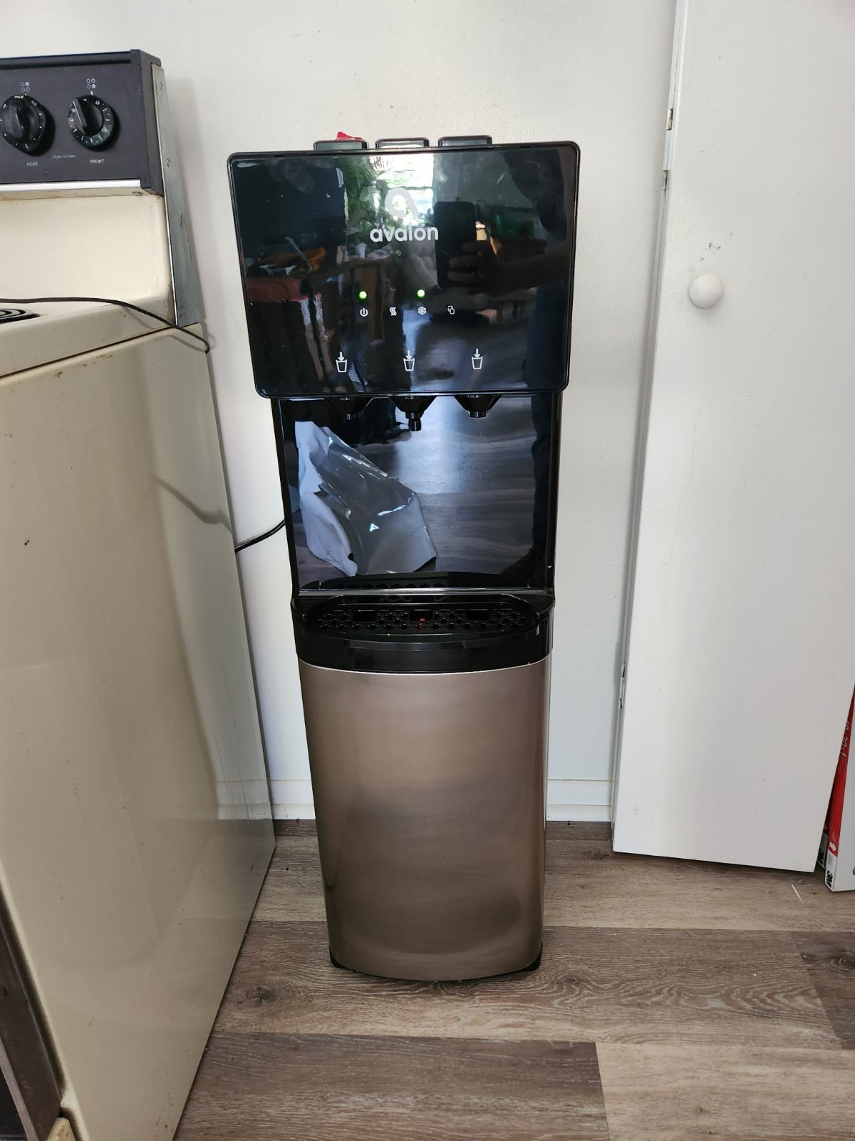 Large Avalon water filter. Multiple setting: hot, cold, cool. Used