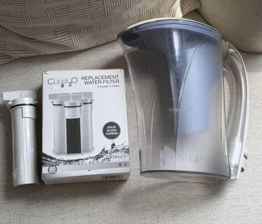 CLEAR2O Water Filtration Pitcher Used + 4 Cartridges Filter New CWF503